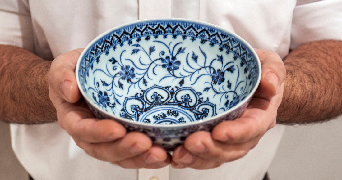 En esta imagen proporcionada por Sotheby's en Nueva York el martes 2 de marzo de 2021, un pequeño tazón chino de porcelana adquirido por 35 dólares en una venta de garaje de Connecticut y vendido en subasta en casi 722 mil dólares el miércoles. Se trata de un objeto excepcionalmente raro y valioso del siglo XV. Es un misterio cómo dio a parar a una venta de garaje.