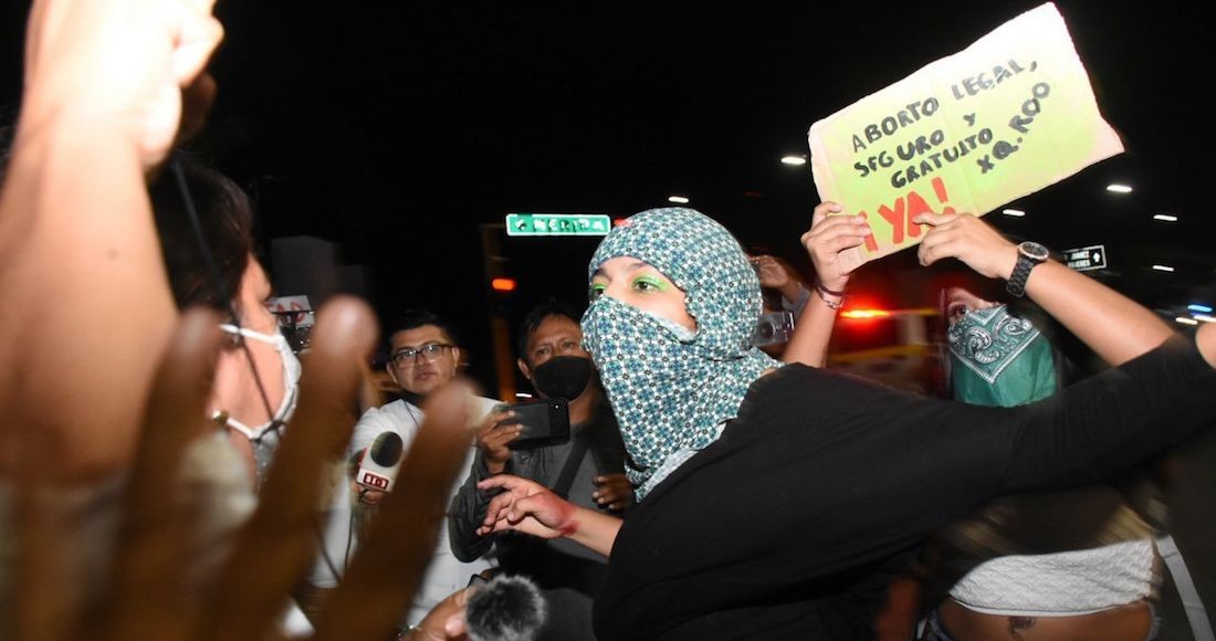 Integrantes del Grupo Marea Verde se manifestaron para exigir la despenalización del aborto en Quintana Roo.