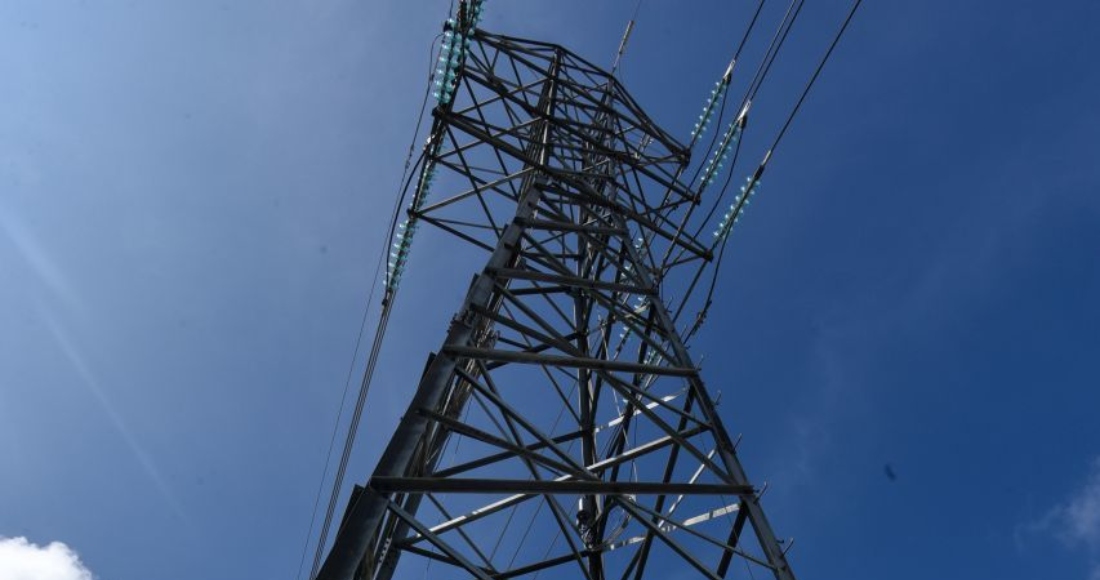 torre-luz-eléctrica-cielo-azul