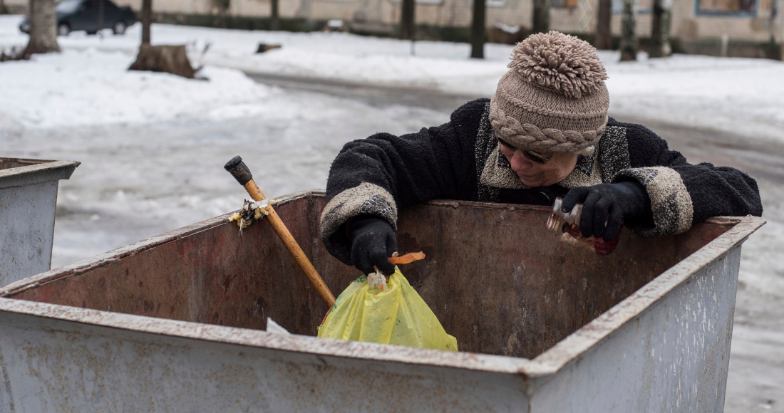 Una Mujer Busca Comida En Un Contenedor De Basura En Avdiivka Ucrania El De Febrero De