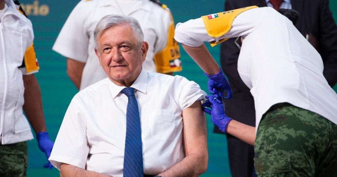 El Presidente Andrés Manuel López Obrador en el momento en que recibe la primera dosis de la vacuna contra la COVID-19 de AstraZeneca.