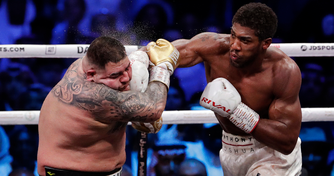 En esta foto de archivo del 8 de diciembre de 2019, el mexicano Andy Ruiz recibe un golpe del británico Anthony Joshua, durante un combate por el cetro de los pesados en Riad, Arabia Saudí.