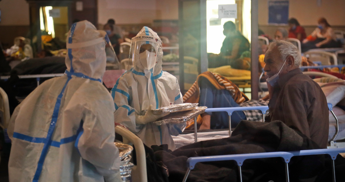 Un Trabajador De Salud Distribuye Paquetes De Comida Dentro De Un Centro De Cuarentena Para Pacientes Con Covid En Nueva Delhi India El Lunes De Abril De