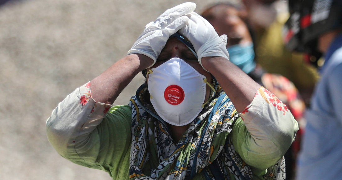 Un familiar de una persona fallecida a causa del coronavirus se lleva las manos a la cabeza en un crematorio en Jammu, India, el 25 de abril de 2021.