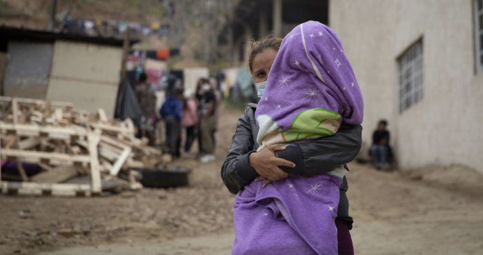 Familias migrantes en albergue de Tijuana.