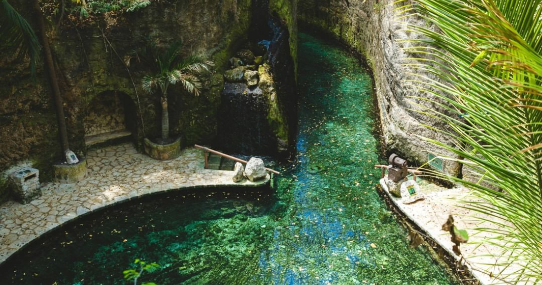 Interior del parque de diversiones Xenses en Xcaret.