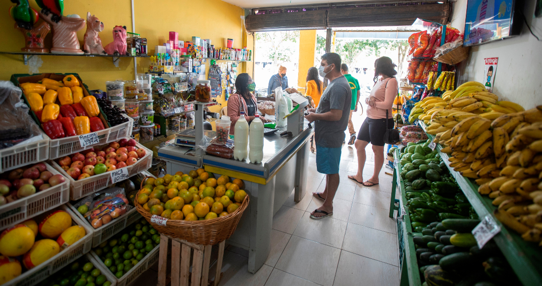 Personas hacen compras en un supermercado en Brasilia (Brasil).