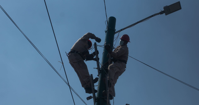 Trabajadores de la CFE reparan el servicio eléctrico en Iztapalapa.