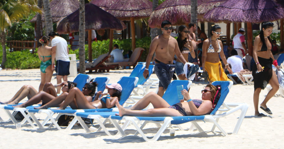 Turistas, principalmente nacionales, disfrutaron de Playa Langosta en el último domingo de Semana Santa.