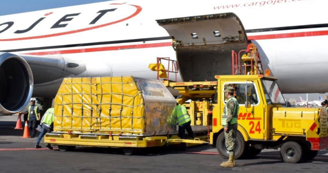 Arribo de uno de los embarques de vacunas al Aeropuerto Internacional de la Ciudad de México (AICM).