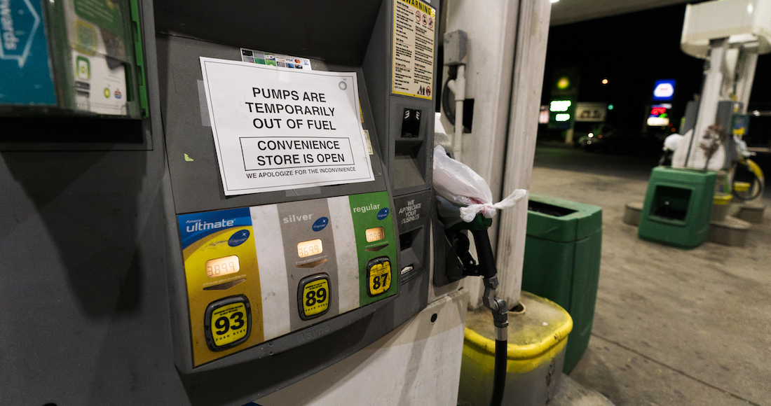 Foto de gasolinera de eu con un cartel en el que anuncia que no hay combustible