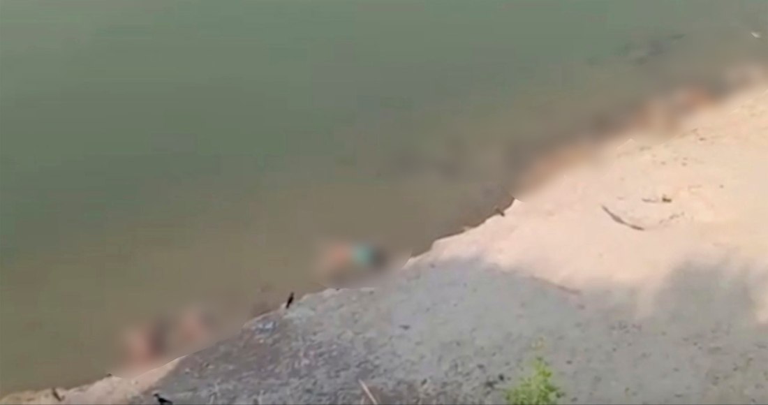 En esta imagen de un video de KK Productions se ven cadáveres flotando en el río en Ghazipur, en el estado de Uttar Pradesh, India, el 11 de mayo de 2021.