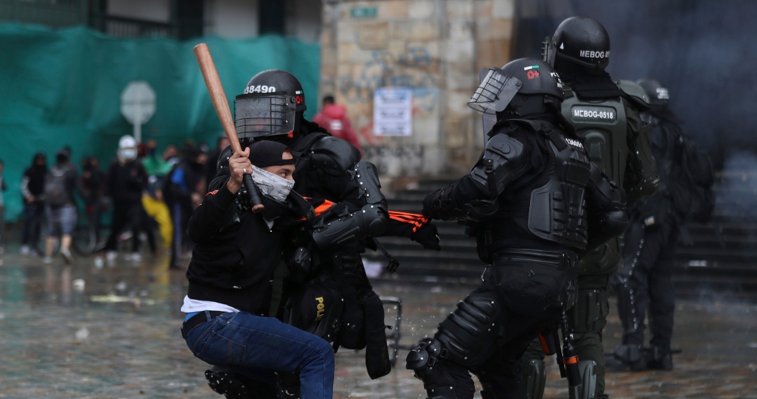 Un manifestante se enfrenta a la policía durante una protesta.