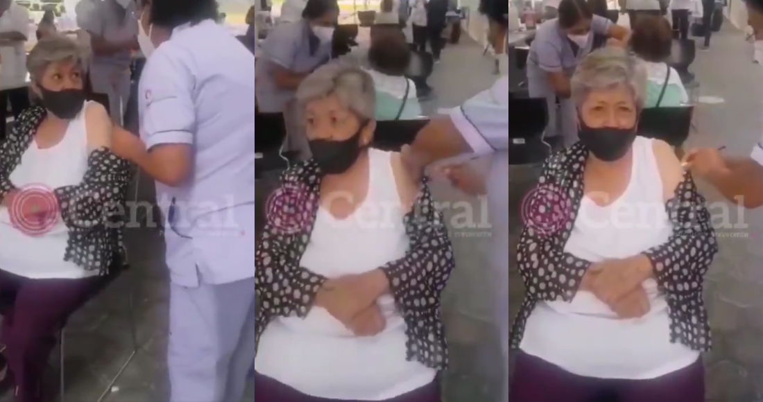 Una enfermera fue captada en la jornada de vacunación en el Hospital General del Norte, en Puebla, simulando vacunar a una mujer de la tercera edad, quien acudió por la segunda dosis.