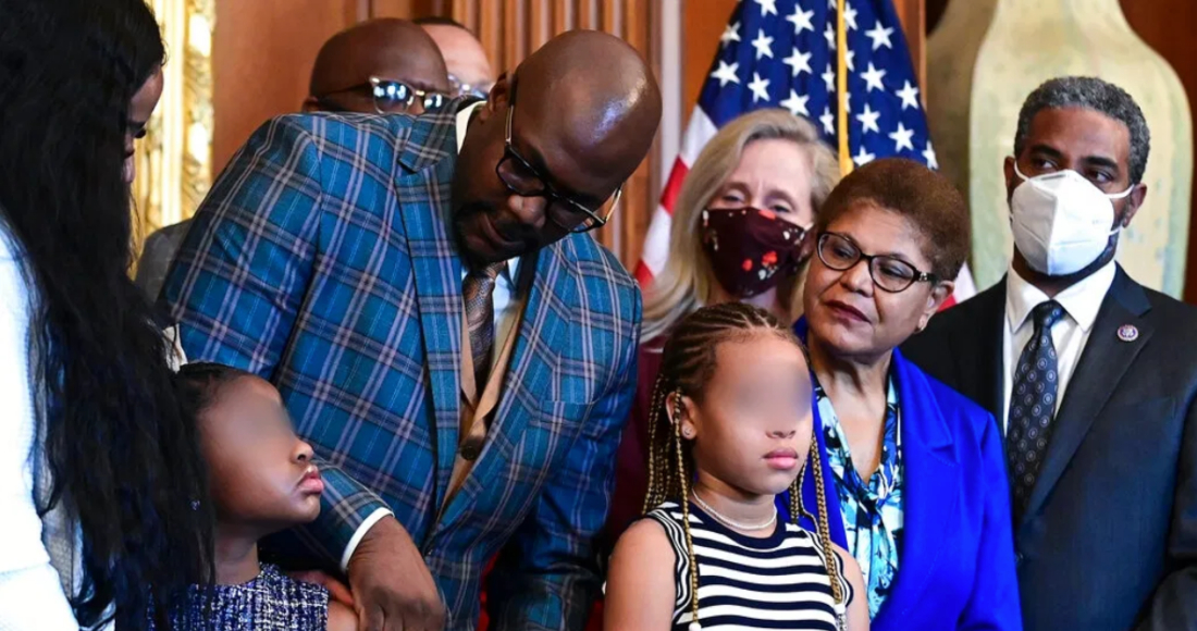 Philonise Floyd, hermano de George Floyd, mira a la hija de éste, Gianna Floyd, rodeados por otros miembros de la familia al conmemorar el 1er aniversario del asesinato de George Floyd junto con la presidenta de la cámara Nancy Pelosi en el Capitolio, Washington, martes 25 de mayo de 2021.