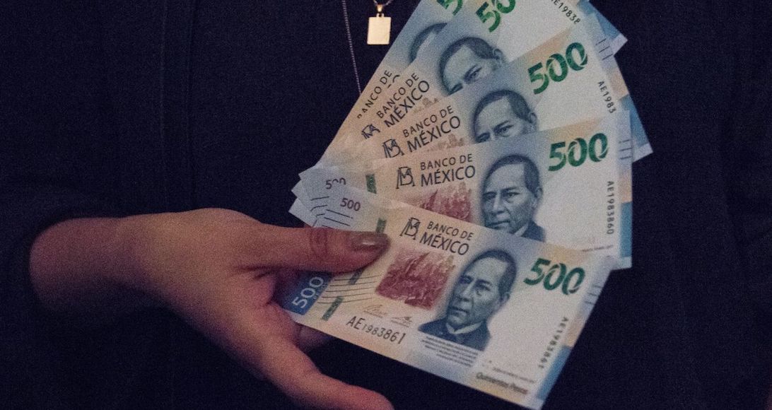 foto de personas con billetes en las manos