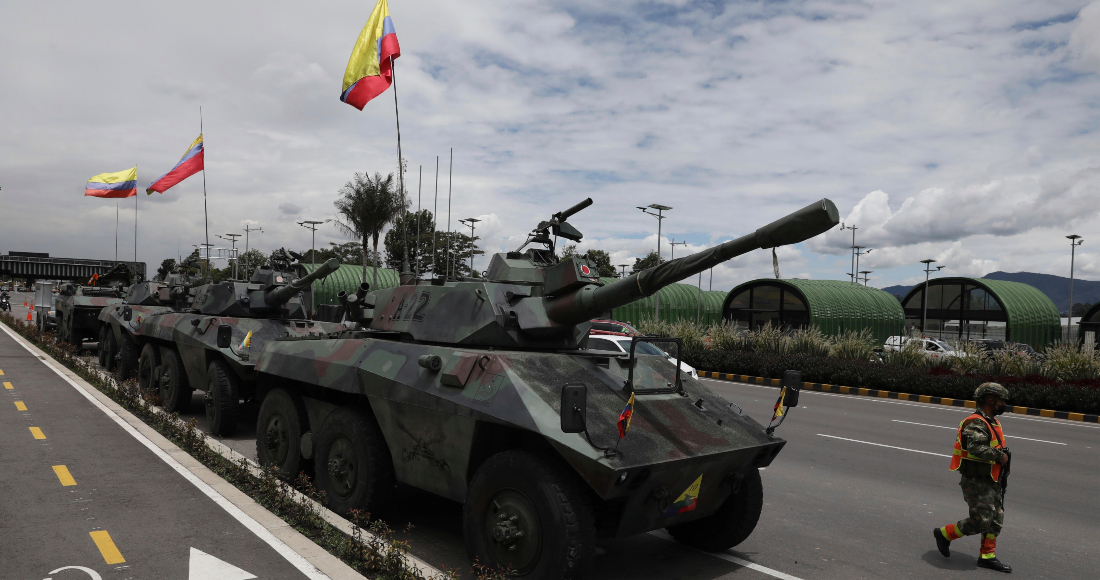 Soldados y tanques del ejército vigilan las casetas de peaje para evitar que los manifestantes las dañen, en las afueras de Bogotá, Colombia, el martes 4 de mayo de 2021.