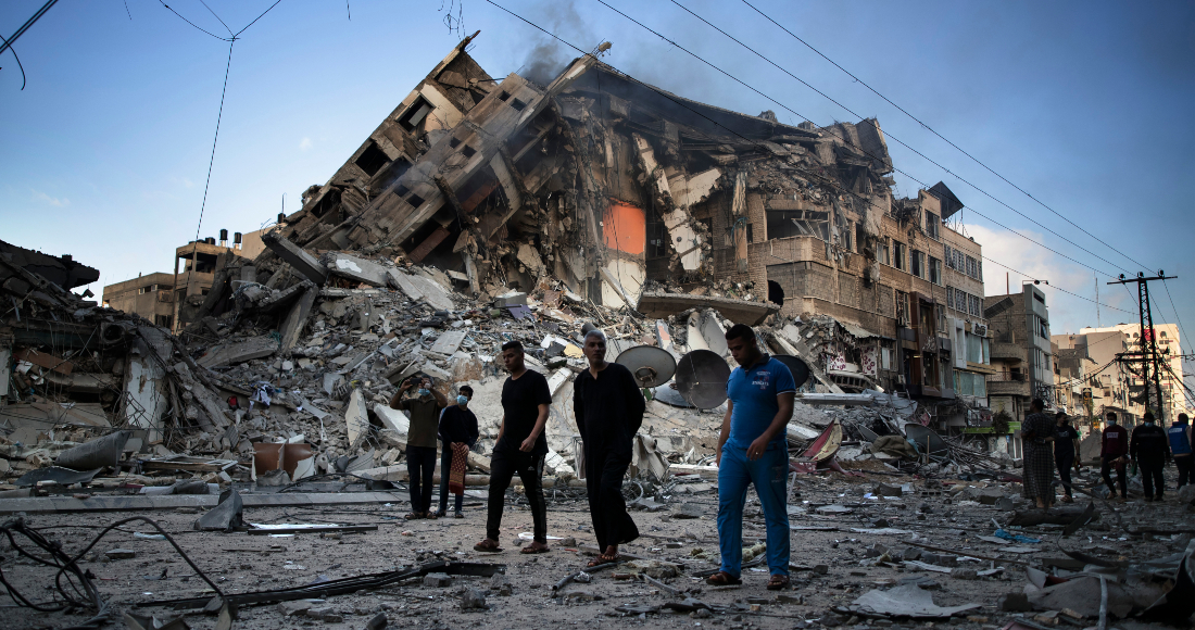 Palestinos Caminando Junto a Los Restos De Un Edificio Destruido De Pisos Alcanzado Por Ataques Aéreos Israelíes En La Ciudad De Gaza El Jueves De Mayo De