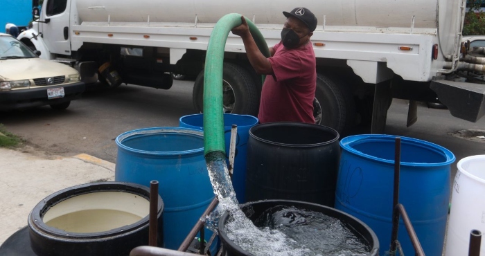 Abasto de agua con pipas en Iztapalapa.