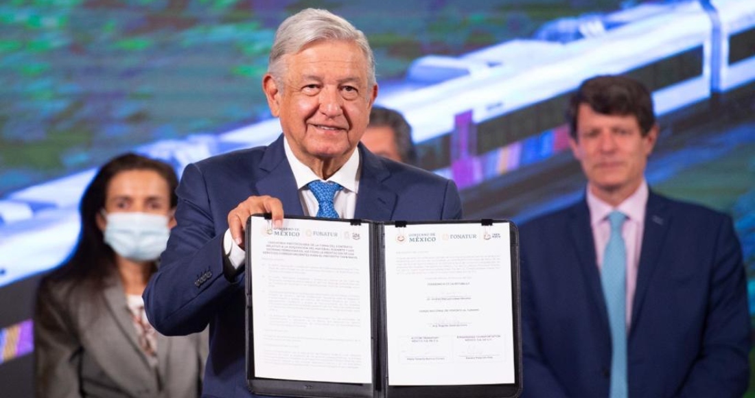 El Presidente Andrés Manuel López Obrador muestra las firmas del contrato para la fabricación de los carros del Tren Maya.