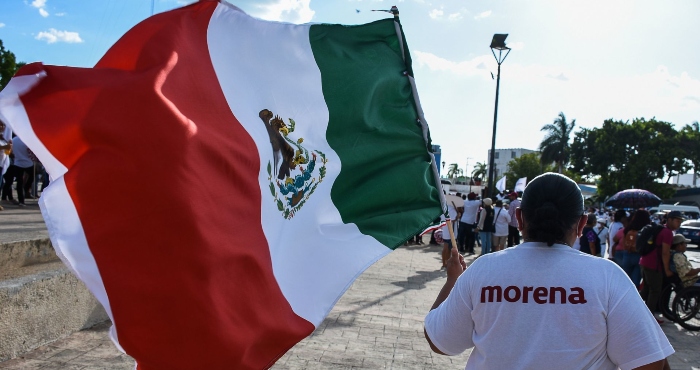 Bandera de México y playera de Morena.