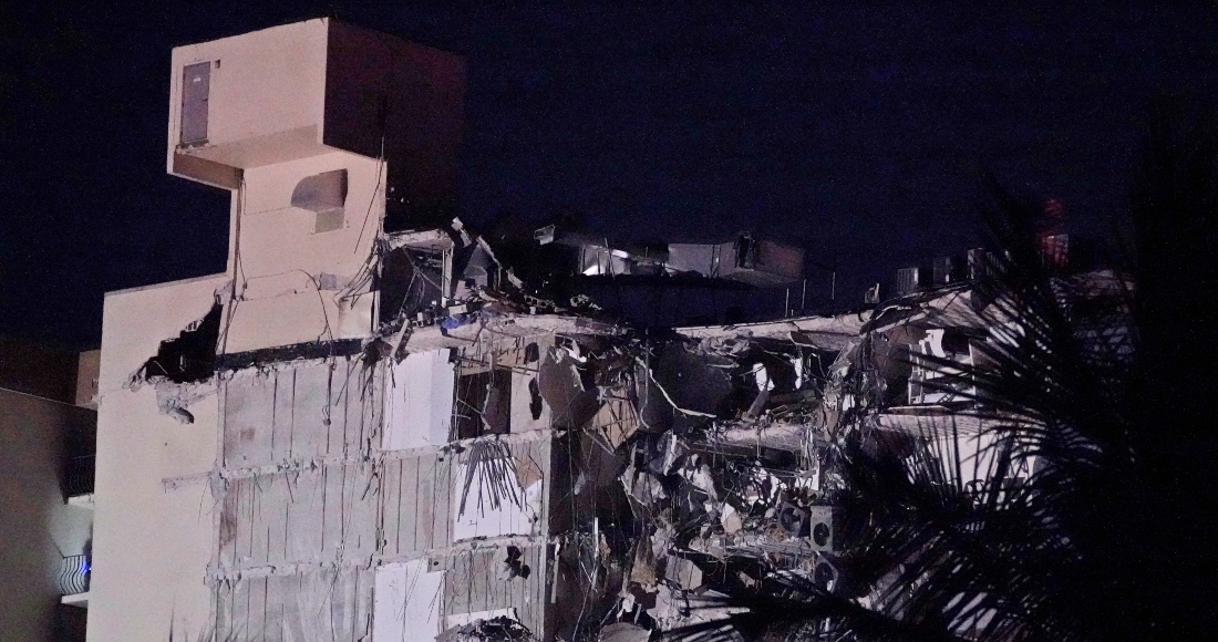 Un Edificio Parcialmente Destruido El Jueves De Junio De En La Zona De Surfside Miami Florida