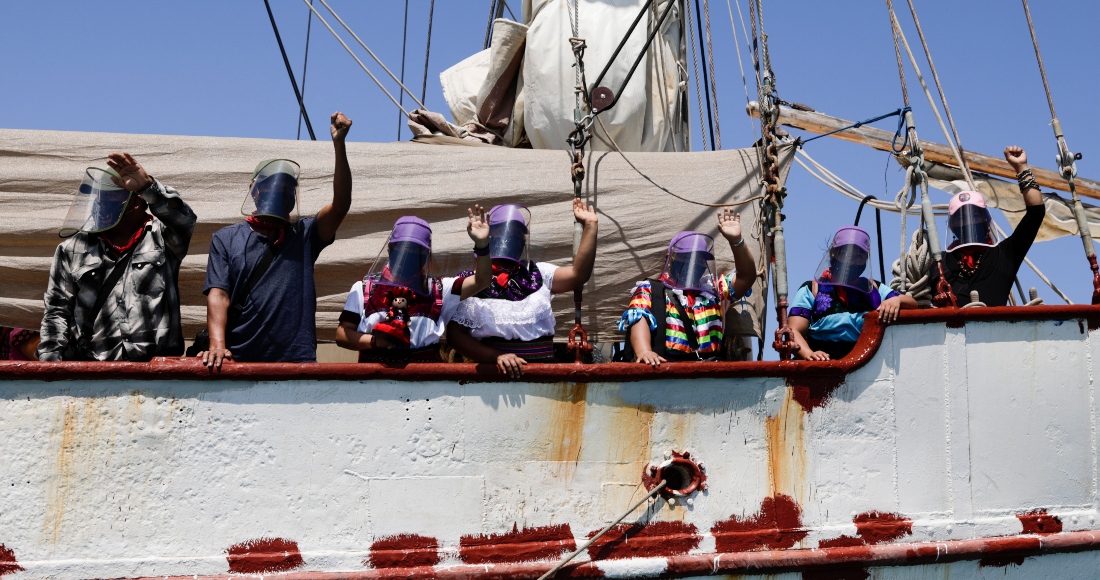 En Esta Foto Del De Abril Del Una Delegación Del Ejército Zapatista De Liberación Nacional Saluda Desde El Barco Que Les Llevará a Europa En Ocasión Del mo Aniversario De La Conquista De México Desde Isla De Mujeres En El Estado De Quintana Roo