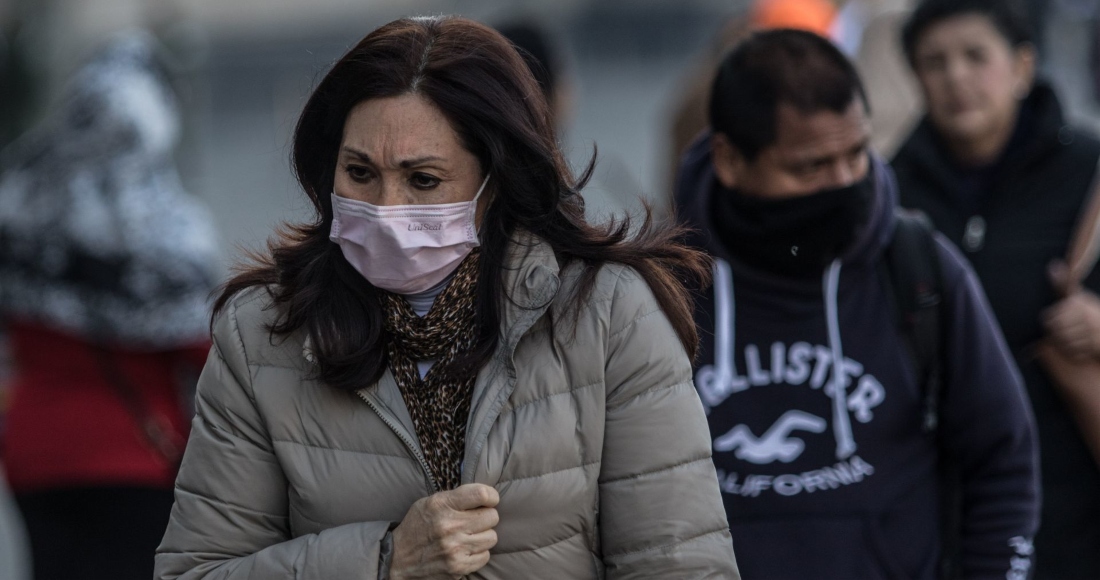 Personas Con Cubrebocas Caminan Por Calles De La Ciudad De México