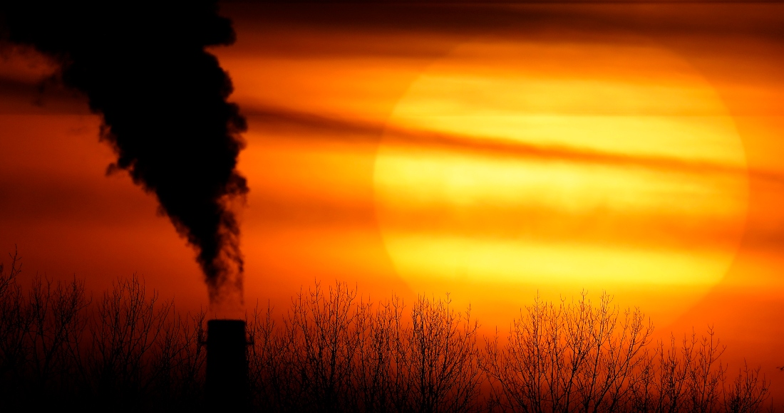 Foto tomada el 1 de febrero del 2021 del humo saliendo de una planta generadora de electricidad en Independence, Missouri.