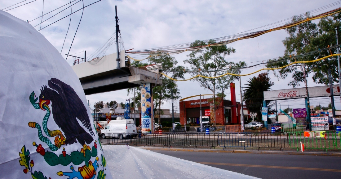 Vista de una Bandera mexicana en el sitio del accidente de la Línea 12 del Metro, en Ciudad de México (México).