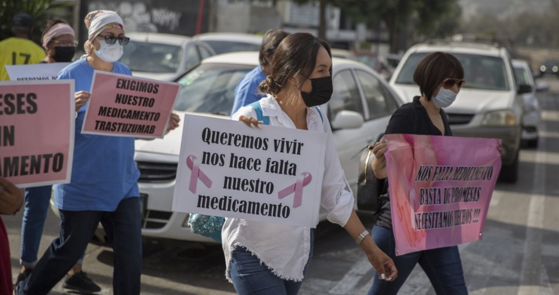 Mujeres se manifestaron por falta de medicamentos contra el cáncer en Tijuana, Baja California.