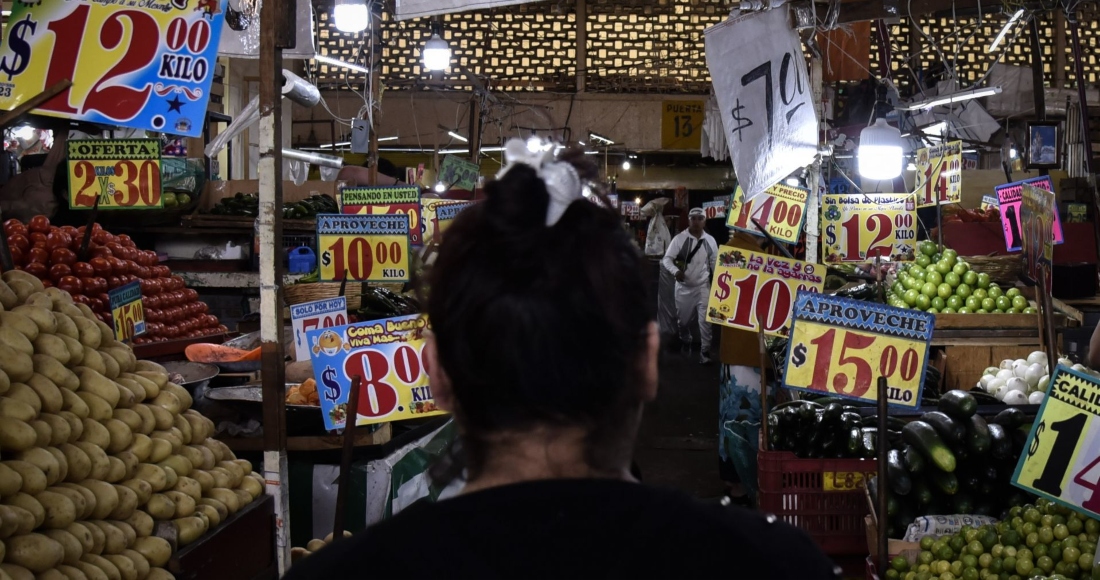 Venta De Frutas Y Verduras En Un Mercado De La Ciudad De México