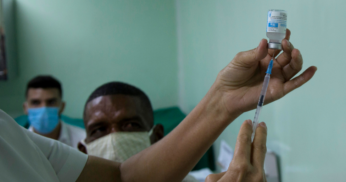 Eusebio Torres espera ser vacunado mientras una enfermera prepara la dosis de la vacuna cubana Abdala contra la COVID-19 en el hospital Gustavo Aldereguia de Cienfuegos, Cuba, el domingo 30 de mayo de 2021.