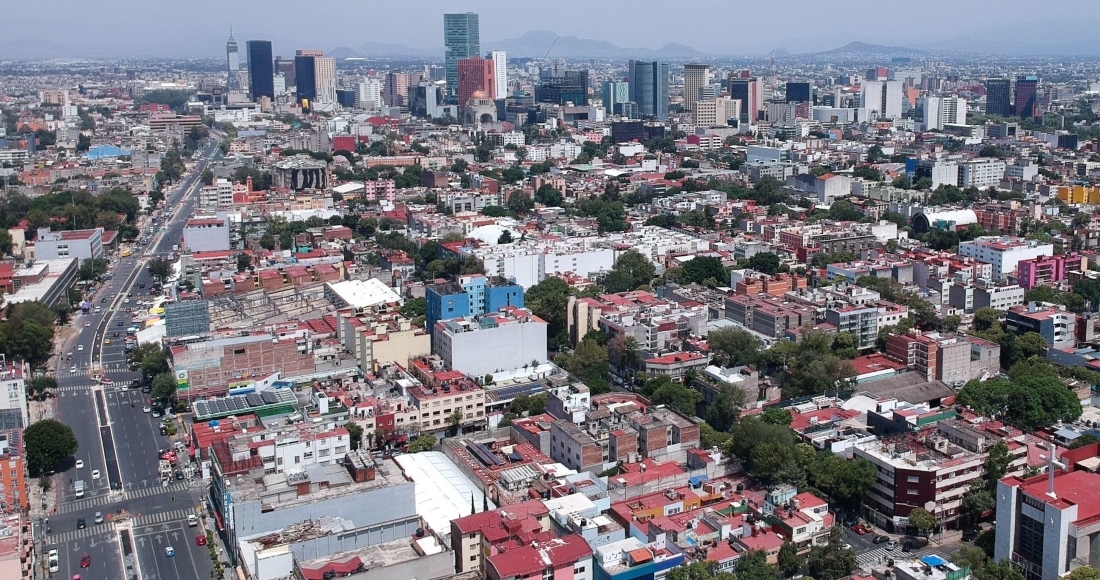 Vista panorámica de la Ciudad de México, donde al fondo se aprecian los edificios que rodean la Av. Paseo de la Reforma y Eje Central.