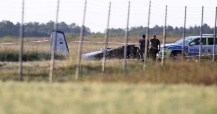 El avión estalló en llamas al estrellarse.