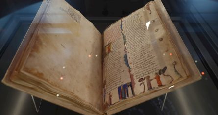 Manuscrito expuesto en un museo de España