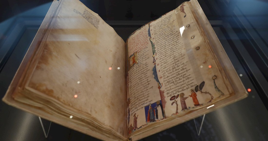 Manuscrito Expuesto En Un Museo De España