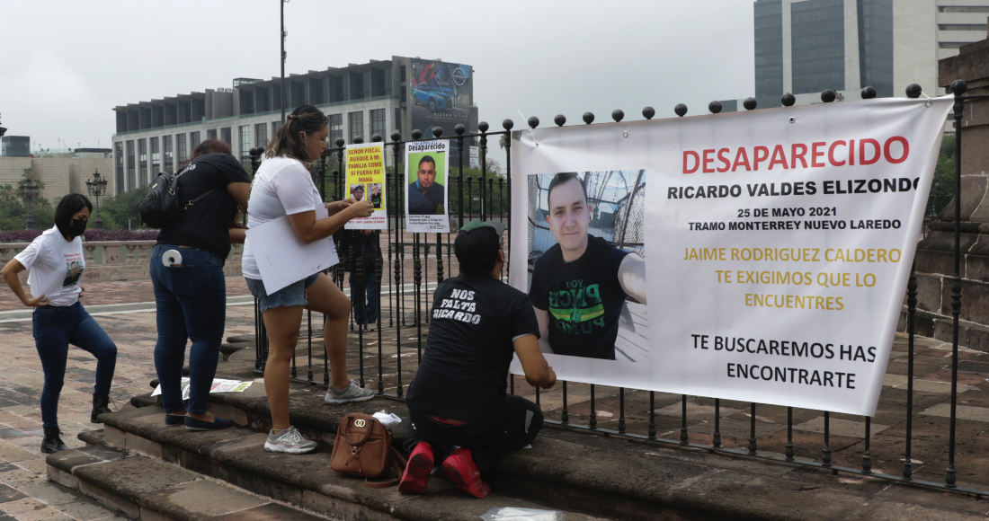 Personas Cuelgan Carteles Con Fotos De Sus Desaparecidos En El Norte De México