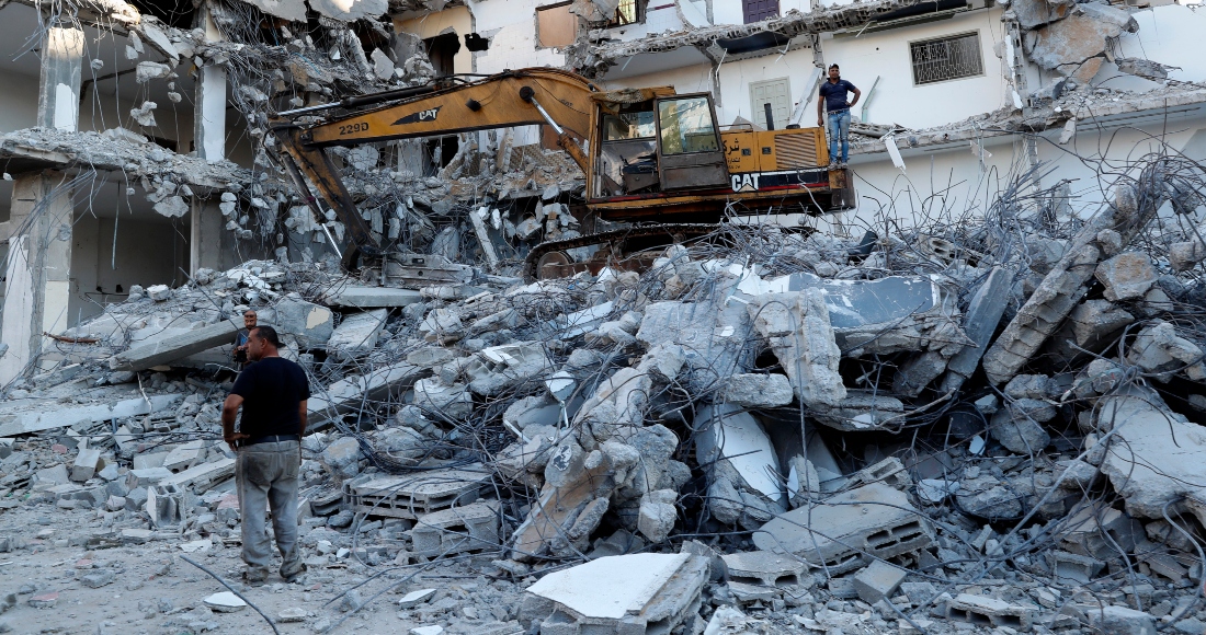 En Esta Fotografía Del Martes De Junio De Trabajadores Retiran Los Escombros De Un Edificio Destruido Por Un Bombardeo Israelí En Ciudad De Gaza