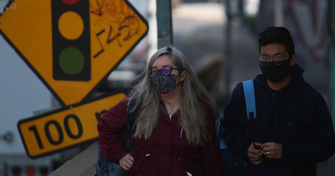 Jóvenes Caminan Sobre Avenida Constituyentes En La Ciudad De México Portando Cubrebocas Personalizados