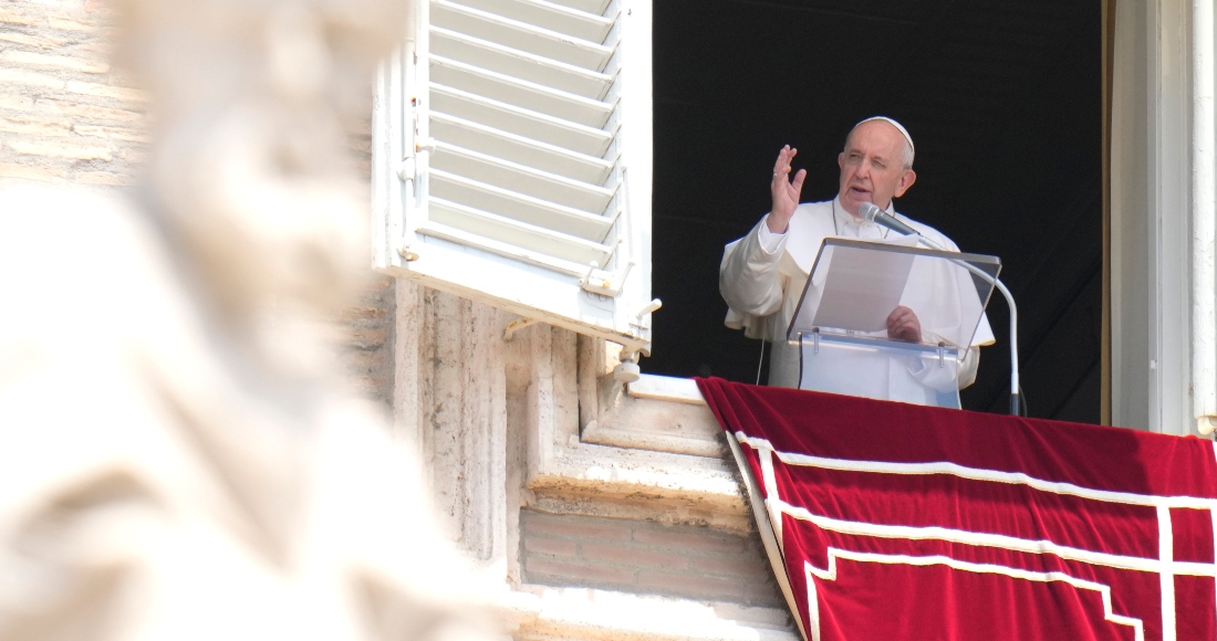 El Papa Francisco Bendice a La Multitud Durante La Plegaria Del Angelus En La Ventana De Su Estudio Con Vistas a La Plaza De San Pedro En El Vaticano El Domingo De Julio De