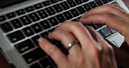 En esta fotografía de archivo del 19 de junio de 2017, una persona escribe en el teclado de una computadora portátil en North Andover, Massachusetts.