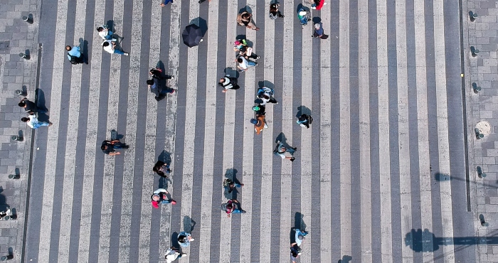 Personas Caminan Sobre Paso Peatonal En La Ciudad De México