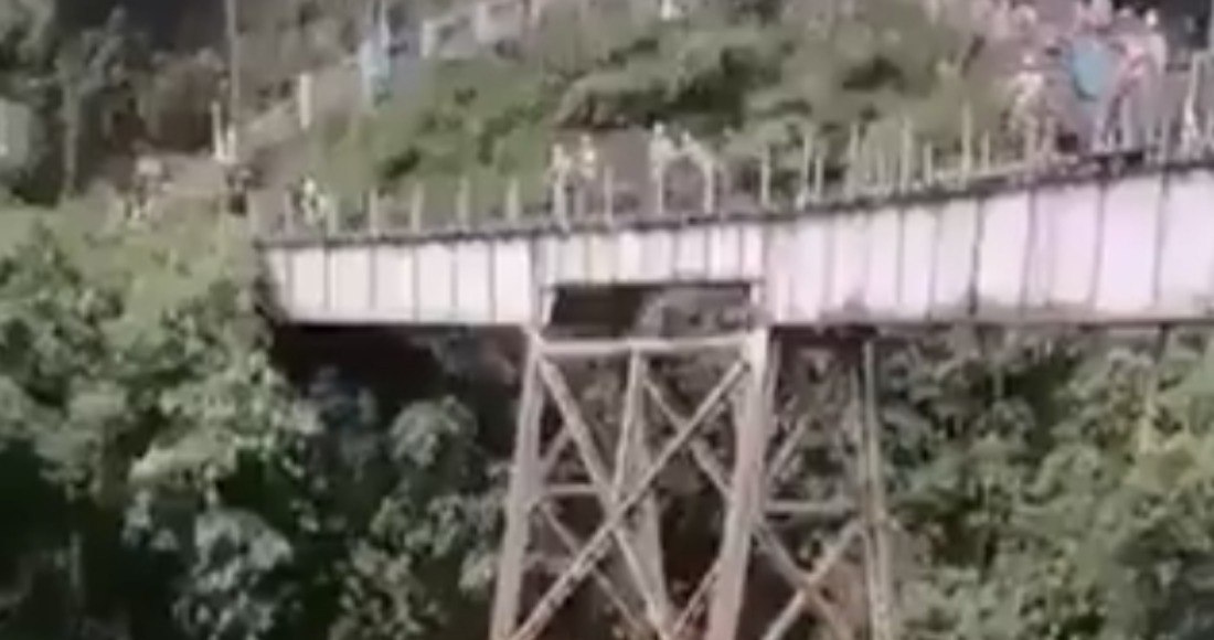 Joven Salta De Puente En Colombia