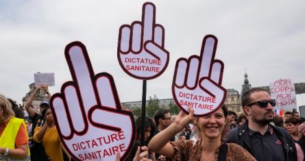 Manifestantes antivacuna muestran carteles contra lo que llaman la dictadura sanitaria durante una marcha en París, el sábado 17 de julio de 2021.