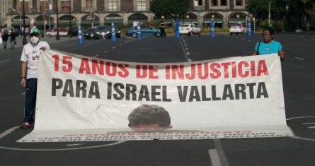 Mary Sainz bloquea la circulación del Zócalo en apoyo a la liberación de su esposo Israel Vallarta, condenado a prisión por el caso Florence Cassez.