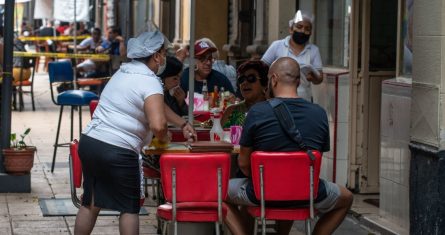 Comensales en un restaurante del Centro Histórico de la Ciudad de México.