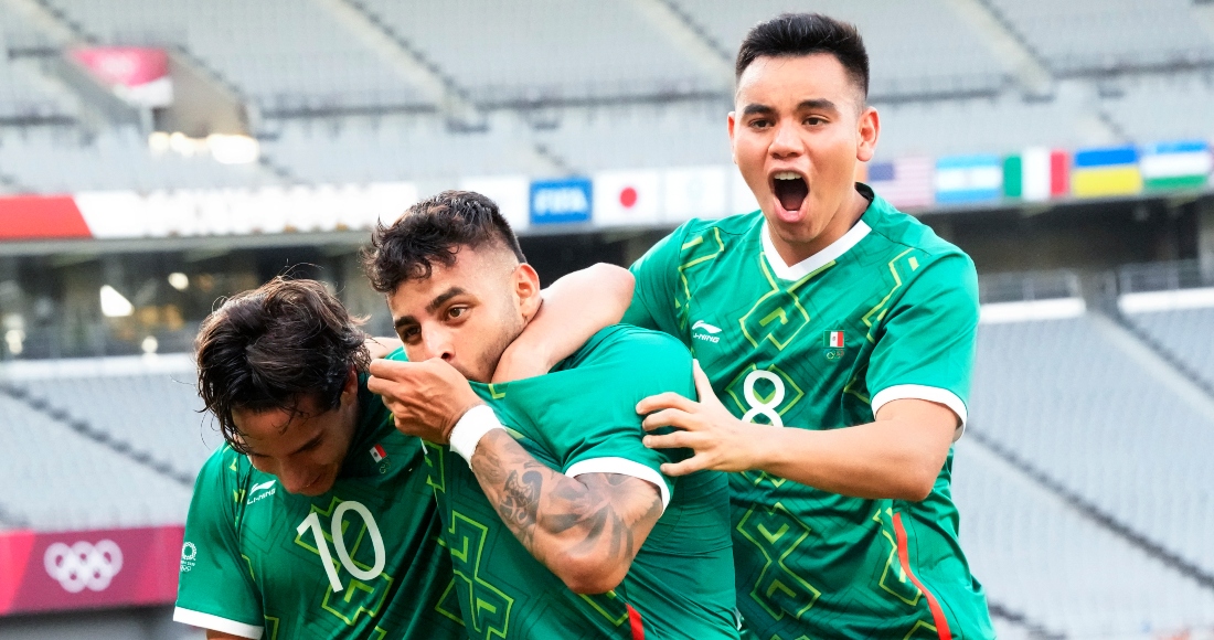 Alexis Vega centro Celebra Con Sus Compañeros Carlos Rodríguez derecha Y Diego Lainez Tras Anotar Un Gol En La Victoria Ante Francia En El Futbol De Los Juegos Olímpicos De Tokio El Jueves De Julio De En Tokio