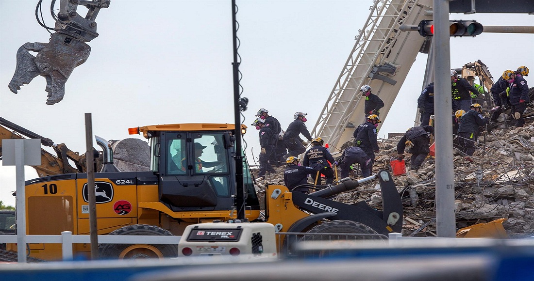 Rescatistas Laboran Sobre Los Escombros Del Edificio Champlain Towers South Miami Florida