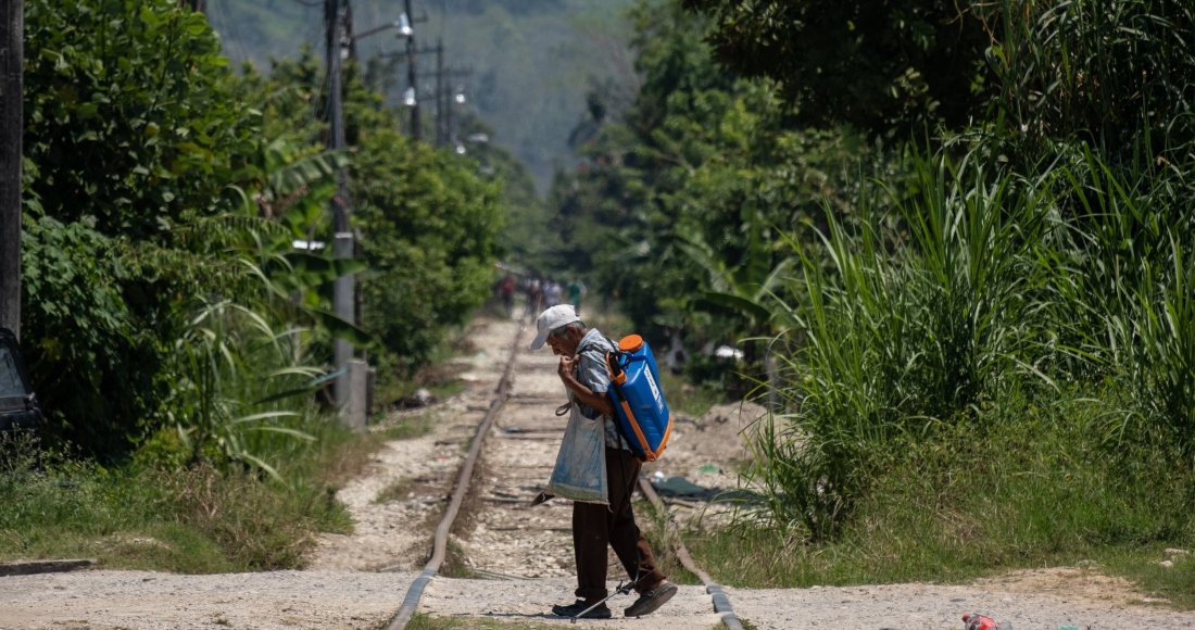 Hombre camina por una zona rural de Chiapas.